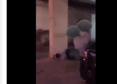 رجل يعتدي على طفل بالقدم