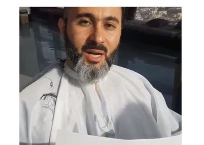 سعودي يحلق شعر رأسه ويصبغ لحيته بالوردي تضامنا مع زوجته مريضة السرطان