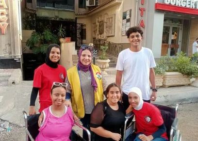 هدى عبد العزيز مع أبطال من ذوي الاحتياجات الخاصة