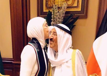 بالصور| محاربة السرطان الشهيرة تلتقي بأمير الكويت: 