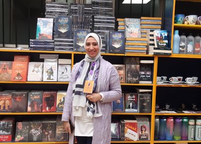 آية خلال تطوعها فى معرض الدقي للكتاب المخفض- تصوير : إنجى الطوخي