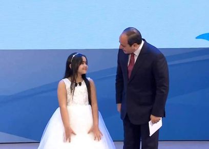 من هي الطفلة التي صعد السيسي لتحيتها في احتفالية المرأة المصرية
