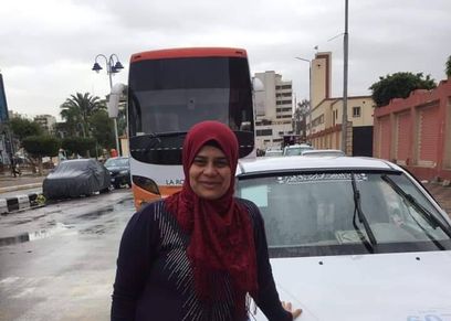 فاطمة مجاهد أول سائقة تاكسي في بورسعيد