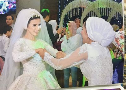 فتاة ترتدى فستان ابيض فى حفل زفاف شقيقتها