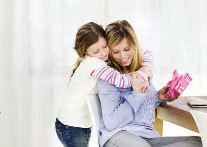هل تكافئين ابنك أم تعطيه رشوة.. إليك الفرق!