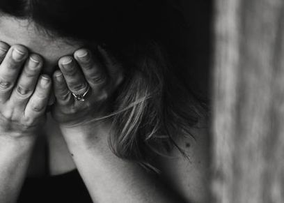 «11 سنة جواز وعيلين».. «هبة» تطلب «الطلاق»: «جوزي قرفان وبيعايرني بجرح القيصرية»