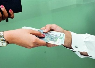 ما حكم الزوج الذي لا يترك مالًا لزوجته تنفق منه؟