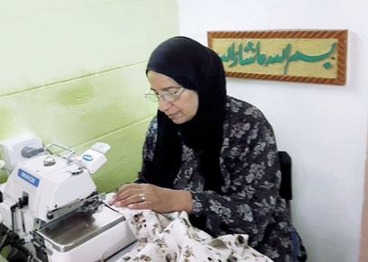 جانب من عمل مريضات السرطان بمشغل النسيج