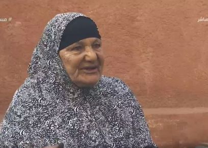 سيدة عبد الله.. مُسنة تعمل ماسحة أحذية