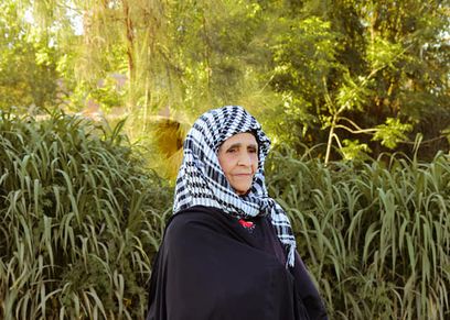 المسنة في جلسة التصوير