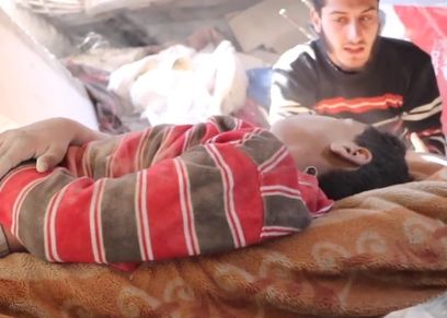 لحظة إنقاذ الطفل السوري