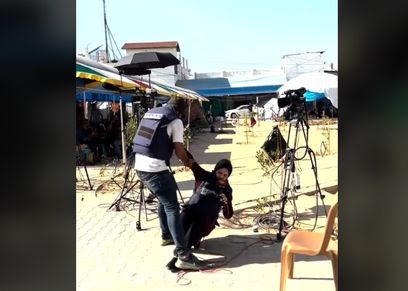 المراسلة الفلسطينية أثناء إصابتها بالإغماء