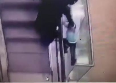 سقوط طفل اسفل سلم كهربائي بعد فشل سيدة الامساك به