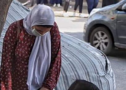 اب ينحني لابنته