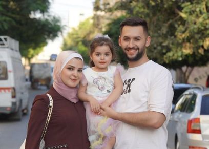 الطفلة جوليا مع والديها
