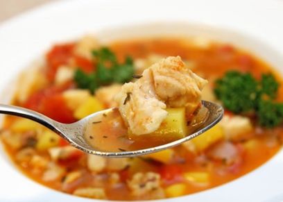 طبق شوربة سمك سلمون