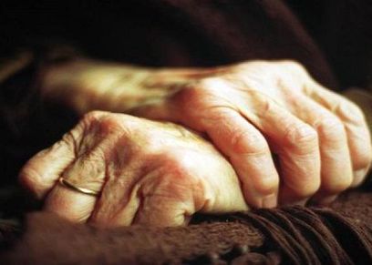 في واقعة بشعة شهدتها المغرب، حينما حاول شاب عشريني إشباع رغباته الجنسية حينما تسلل لمنزل سيدة عجوز تجاوز عمرها المئة، لاغتصابها وهتك عرضها.  وكانت السيدة التي تجاوز عمرها المئة عام تعيش بمفردها في منزلها بمدينة المحمدية بالمغرب، فاستغل الشاب العشريني ظروف