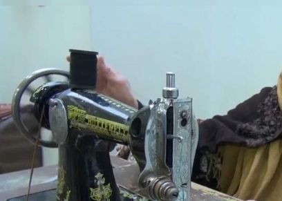 مكنة خياطة.. صنعت «ليلى» بها حياة