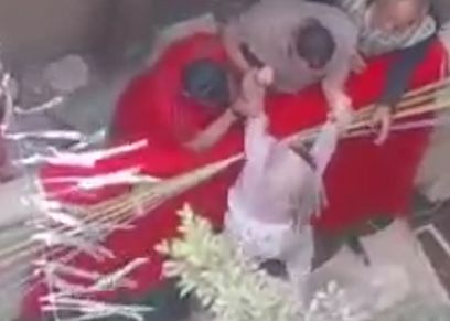 مشهد من فيديو أب يلقي ابنته من البلكونة