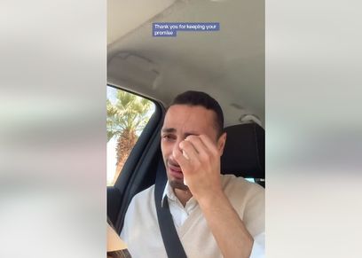 طالب يبكي لحظة إخبار أمه بتخرجه من الجامعة