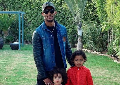 محمد رمضان بصحبة طفليه