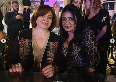 بفستان مكشوف.. رانيا يوسف على السحور بصحبة إلهام شاهين