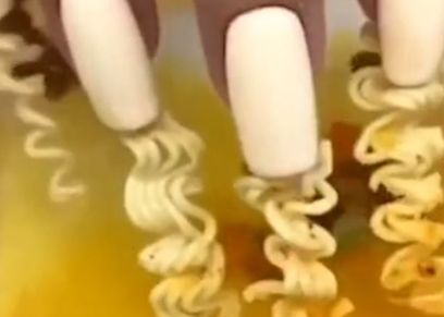 صالون تجميل يصمم أظافر من الإندومي