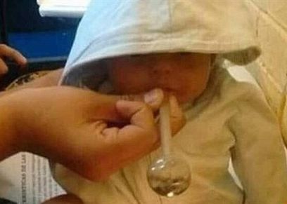 رضيع يدخن المخدرات بيد والدته