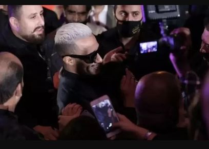 معجبة تحضن محمد رمضان