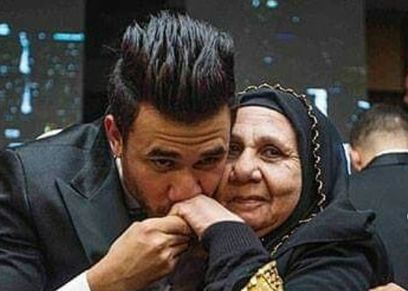 تريزيجيه ووالدته في حفل زفافه بالأمس