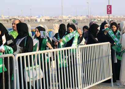 مشجعات سعوديات يحضرن مباراة لأول مرة