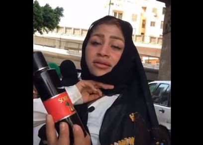 قمر بائعة منتجات التجميل