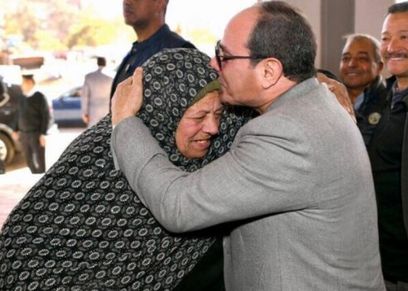 الرئيس عبدالفتاح السيسي يقبل رأس الحاجة زينب