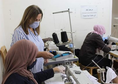 كمامات بمواصفات قياسية بأنامل الغارمات