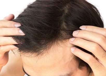 خلطات طبيعية تساعد على فرد الشعر