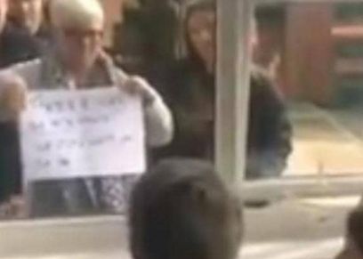 دفتر.. وسيلة ابنة للتواصل مع والدتها العجوز