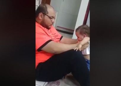 استشري نفسي تحلل الفيديو المتداول لتعذيب أب لأبنته