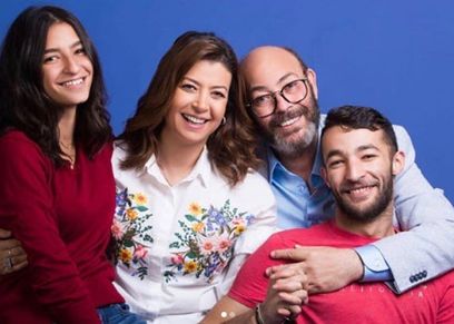 منال سلامة وأسرتها