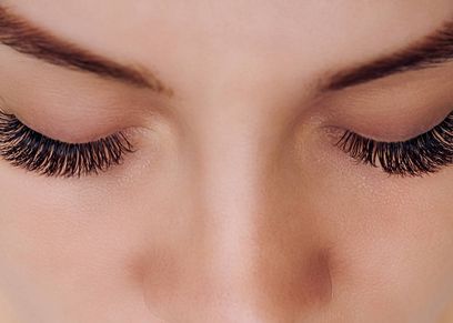 طرق طبيعية لعمل الماسكرا لتطويل الرموش في المنزل