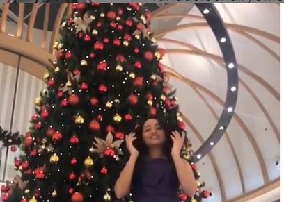 فنانات يستعرضن شجرة الكريسماس