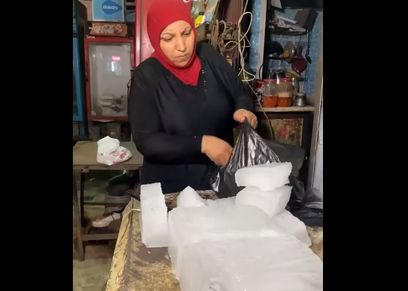 أم يوسف تعمل في مهنة بيع الثلج