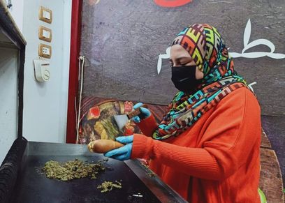 المهندسة هيام داخل محلها الخاص