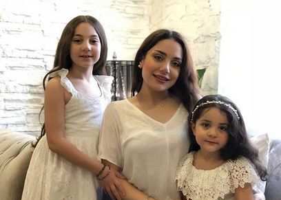 زينب فياض وابنتيها