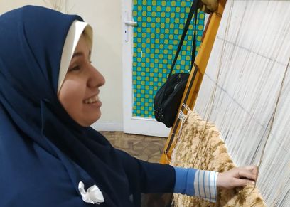 أسماء حنفي خلال عملها في صناعة السجاد