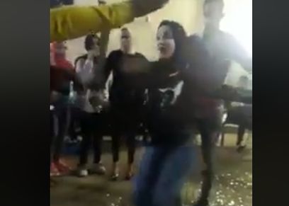 فتاة ترقص بالسنجة في حى شعبي..