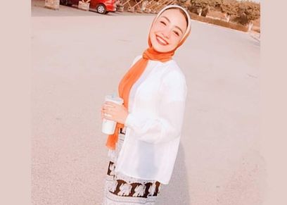 إحدى الفتاتان