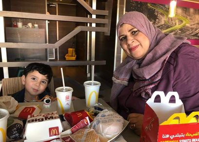 حماة نورهان بصحبة حفيدها