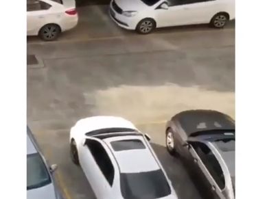 فتاة تنال من سائق سيارة