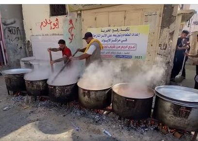 اعداد الطعام في شوارع غزة