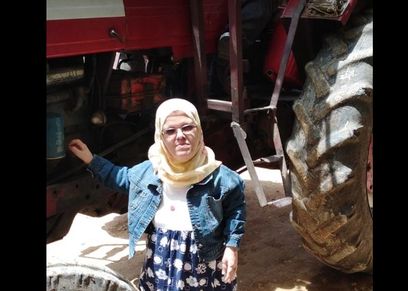 المرأة الحديدية.. أول سيدة «قصيرة» تعمل فى قطع غيار الجرارات
